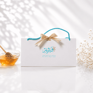 A stylish medium gift bag that can hold 1–5 products