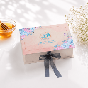 A spacious large gift box that can hold 5–8 products